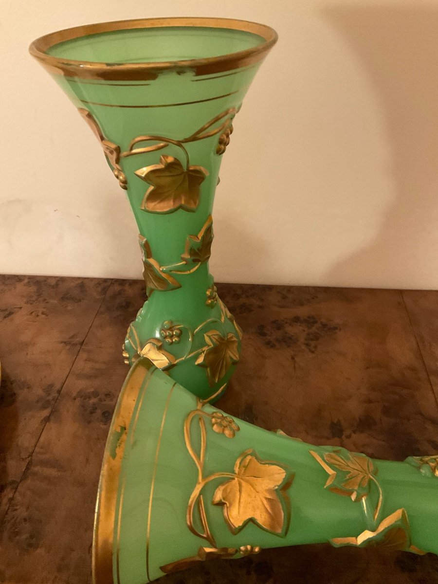 Paire De Vases Anciens En Verre Opalin Vert Baccarat à l'Or-photo-1