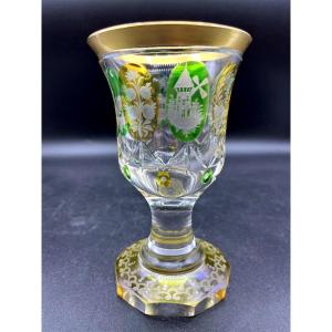 Vaso di vetro boemo con decorazione gialla e verde, inciso all'interno con medaglione