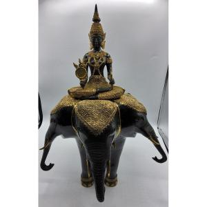 Magnifica grande figura di Buddha in bronzo su un elefante a 3 teste