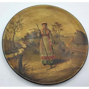 XIX Antico Piatto Laccato Russo Di Vishniakov Raffigurante Una Contadina In Tessuto Tradizional