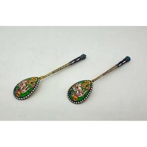 Coppia di cucchiaini da tè russi in argento smaltato del XIX secolo