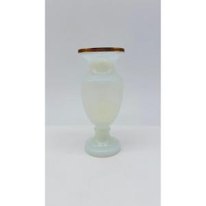 Vaso in opalina a forma di bolla di sapone con montatura in bronzo, XIX secolo.