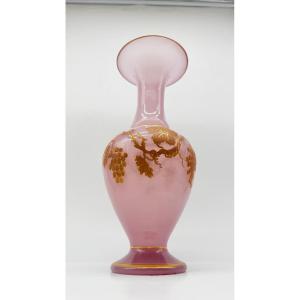 Vaso a balaustro in vetro opalino rosa, Francia, XIX secolo