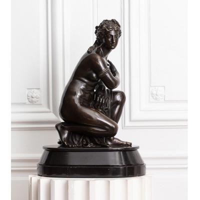 Antoine Coysevox, After. Crouching Venus, Bronze On Marble Base From Early The 19th Century