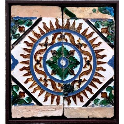 C&eacute;ramique. Deux dalles de plafond Sevilla  &eacute;maill&eacute; en blanc, bleu, vert, noir et brun miel