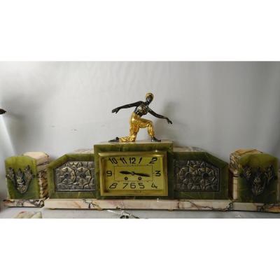 Clockgarniture. Gilt Bronze And Onyx. 3 Pieces.