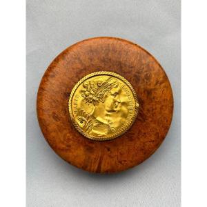 Round Burl Snuffbox With Empress Medallion, 19th Century 