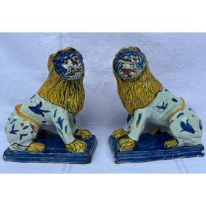 Rouen Pair Of Earthenware Lions, 18th Century 