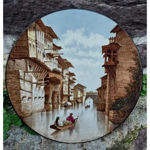 Large Orientalist Dish In Painted Earthenware Representing Srinagar (cashmere)