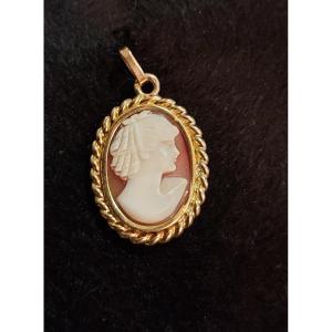 18k Gold Cameo Pendant