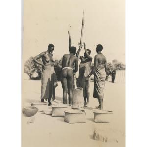 Photographie par Casimir Zagourski pour "L' Afrique qui disparaît!".