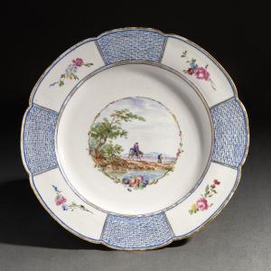 Mennecy, Circa 1760 - Very Rare Soft Paste Porcelain Dinner Plate