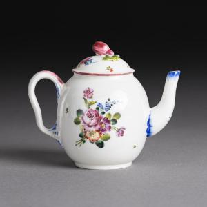 Mennecy, Circa 1750 - Small Calabre Tea Pot - Soft Paste Porcelaine
