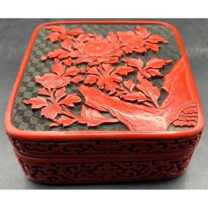 Chinese Carved Lacquered Wooden Box With Lacquered Applications From The 1940s/50s