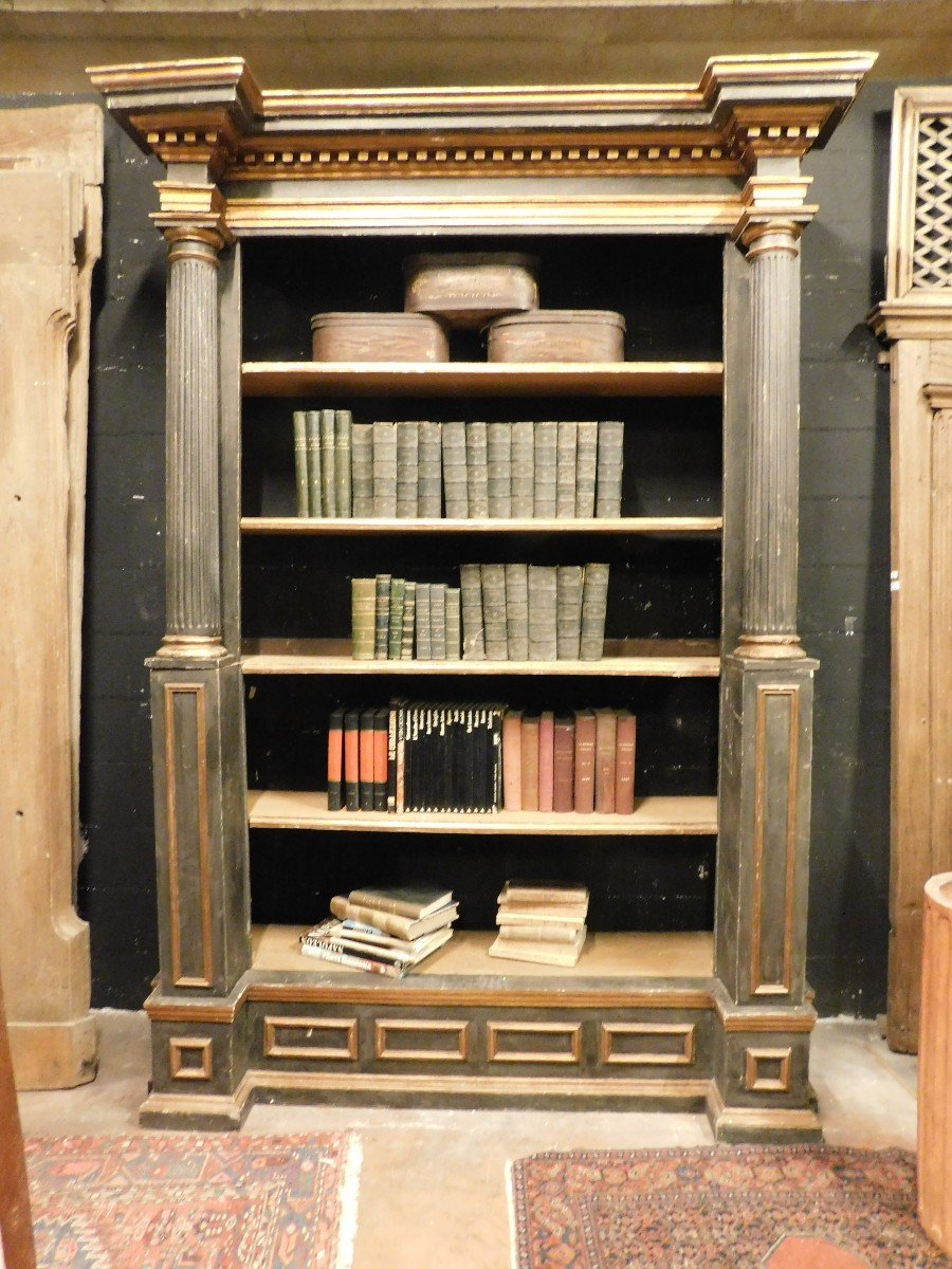 Antica libreria in legno laccato nero e oro, con colonne scolpite, epoca tardo '700 Italia-photo-2