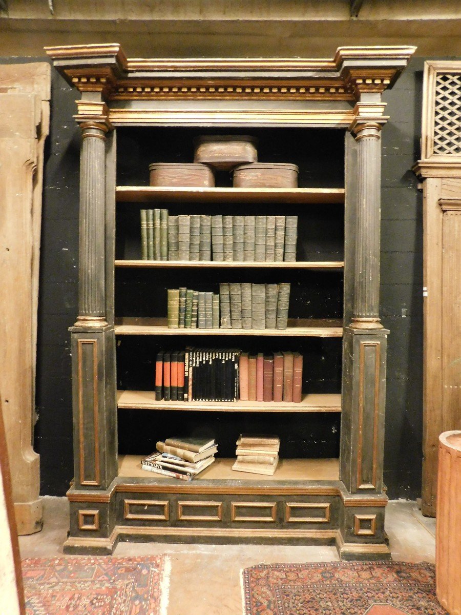 Antica libreria in legno laccato nero e oro, con colonne scolpite, epoca tardo '700 Italia-photo-1