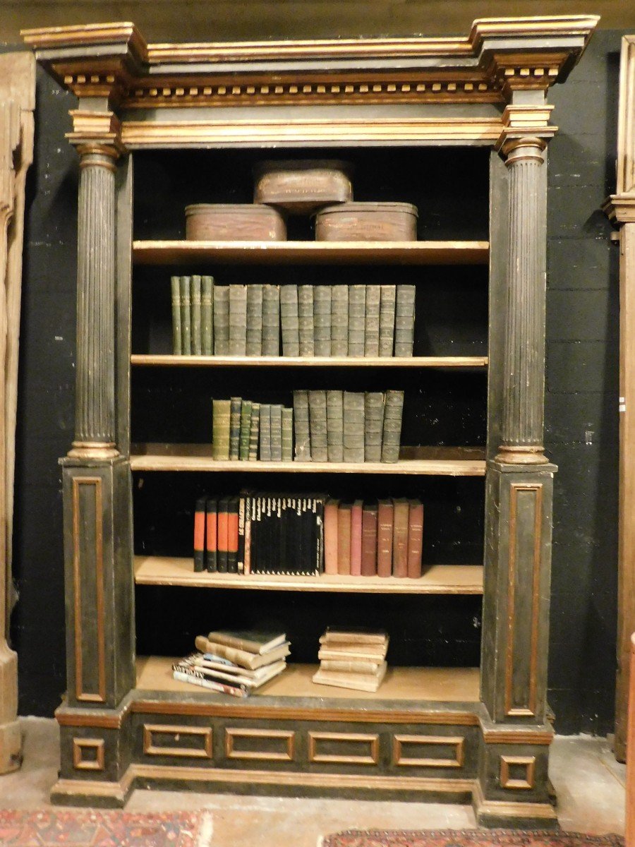 Antica libreria in legno laccato nero e oro, con colonne scolpite, epoca tardo '700 Italia
