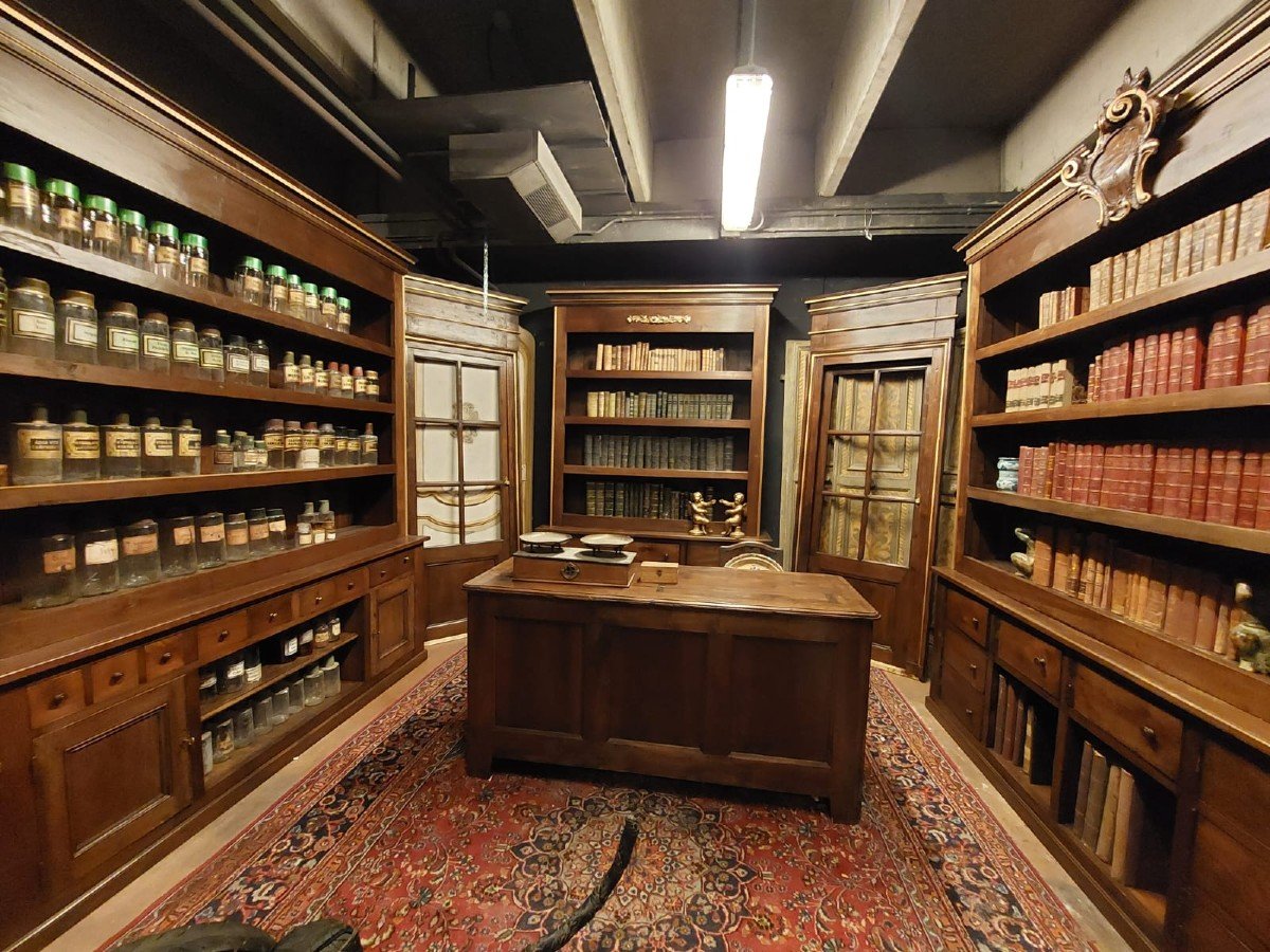 Antichi mobili da Negozio farmacia in noce, 3 mobili + bancone + 2 porte, epoca '800 italia