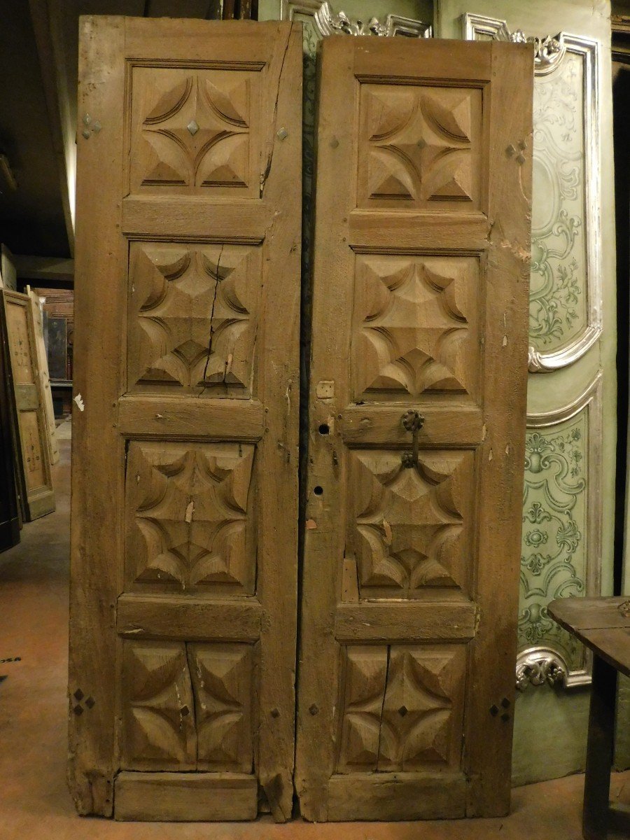 Portoncino da ingresso doppio scolpito in legno di noce, italia '600