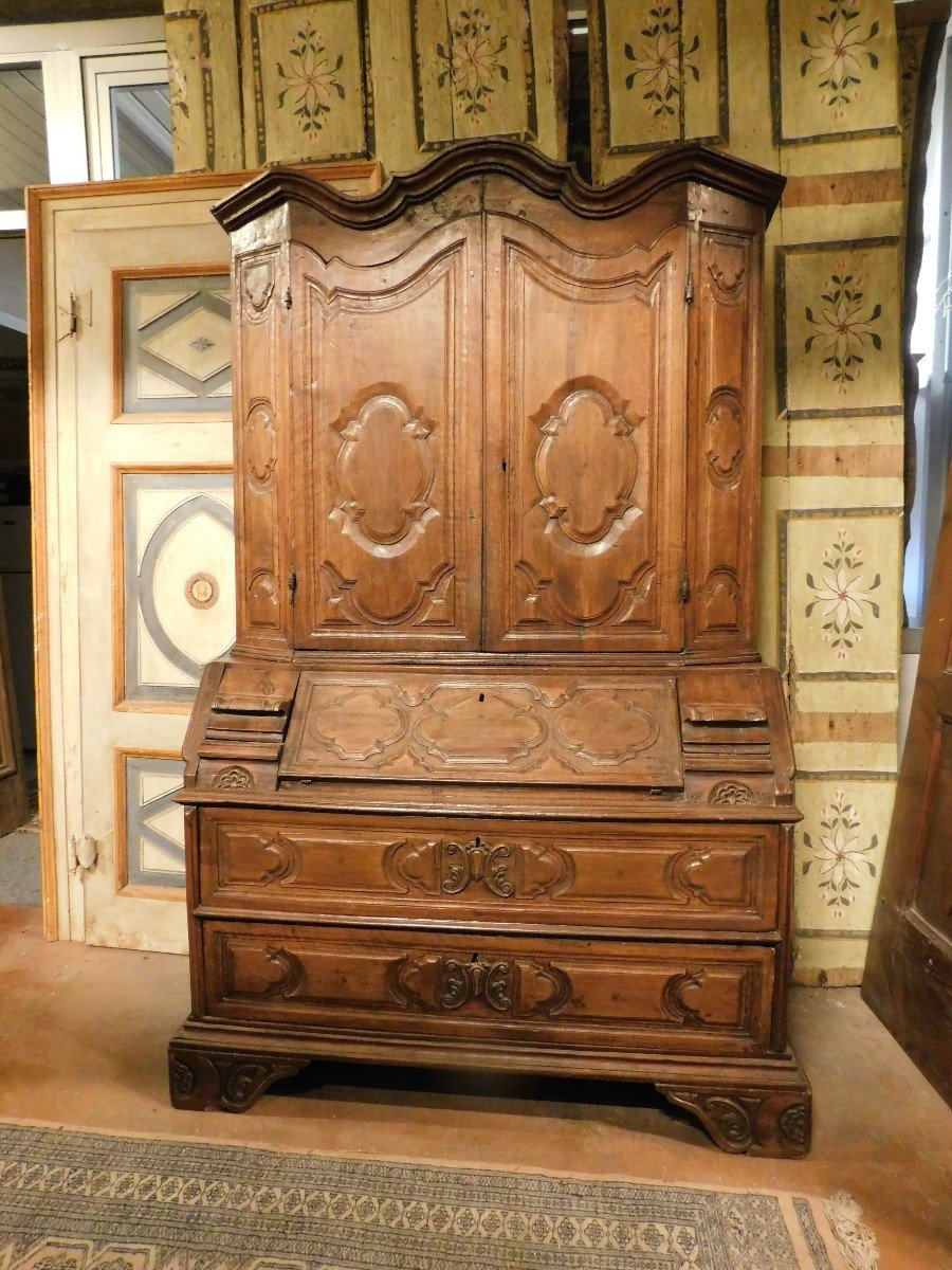 mobile Trumeau, doppio corpo in legno di noce scolpito e con ante, ribaltina e cassetti, italia-photo-2
