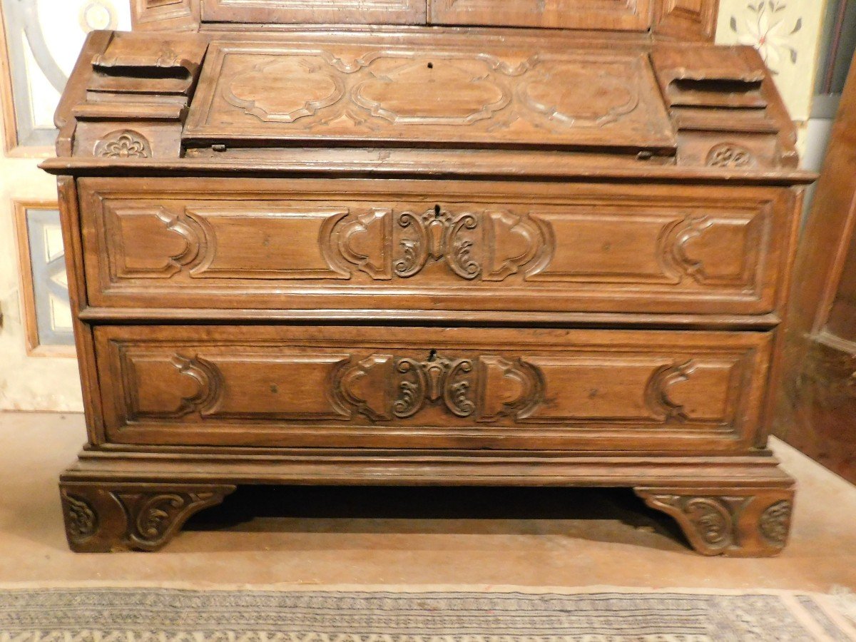 mobile Trumeau, doppio corpo in legno di noce scolpito e con ante, ribaltina e cassetti, italia-photo-4