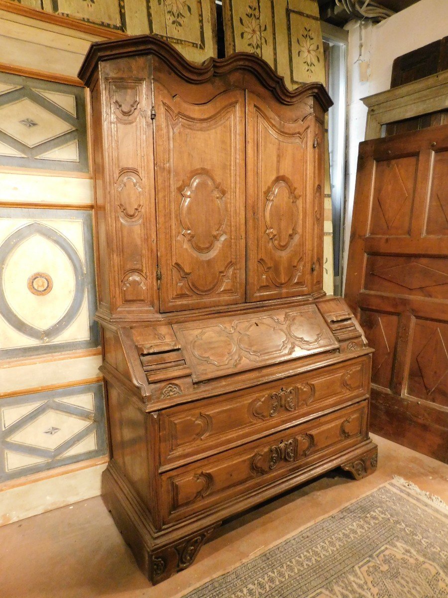 mobile Trumeau, doppio corpo in legno di noce scolpito e con ante, ribaltina e cassetti, italia-photo-1