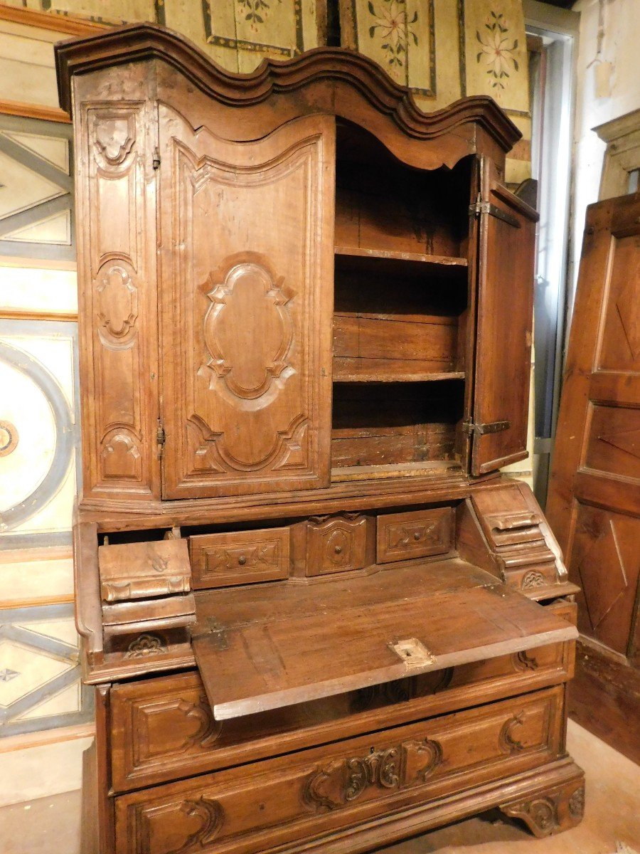 mobile Trumeau, doppio corpo in legno di noce scolpito e con ante, ribaltina e cassetti, italia-photo-3