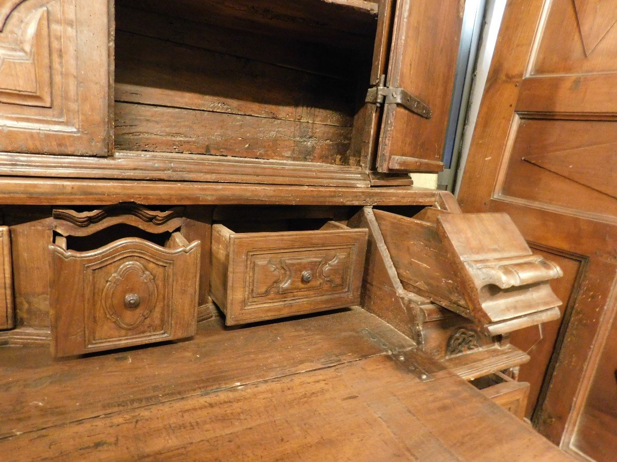 mobile Trumeau, doppio corpo in legno di noce scolpito e con ante, ribaltina e cassetti, italia-photo-4