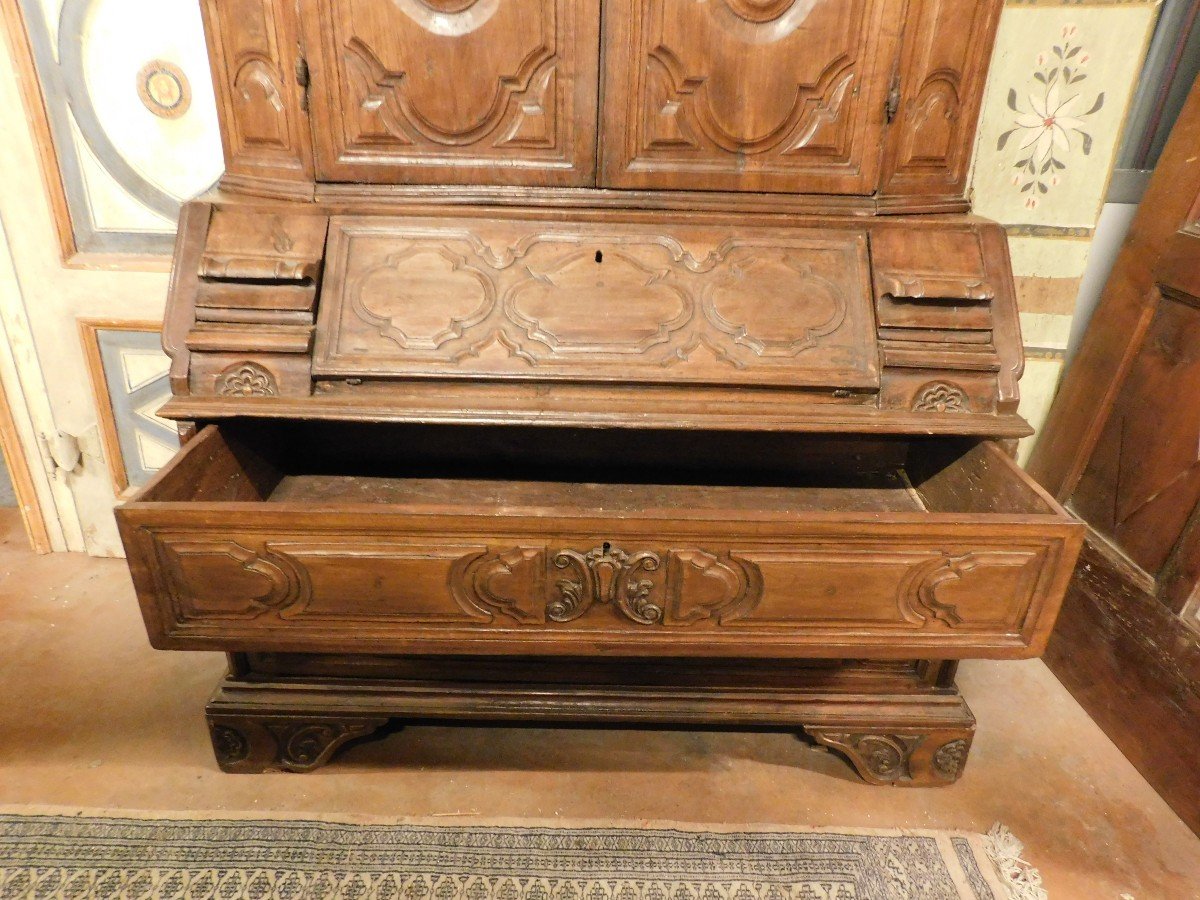 mobile Trumeau, doppio corpo in legno di noce scolpito e con ante, ribaltina e cassetti, italia-photo-5