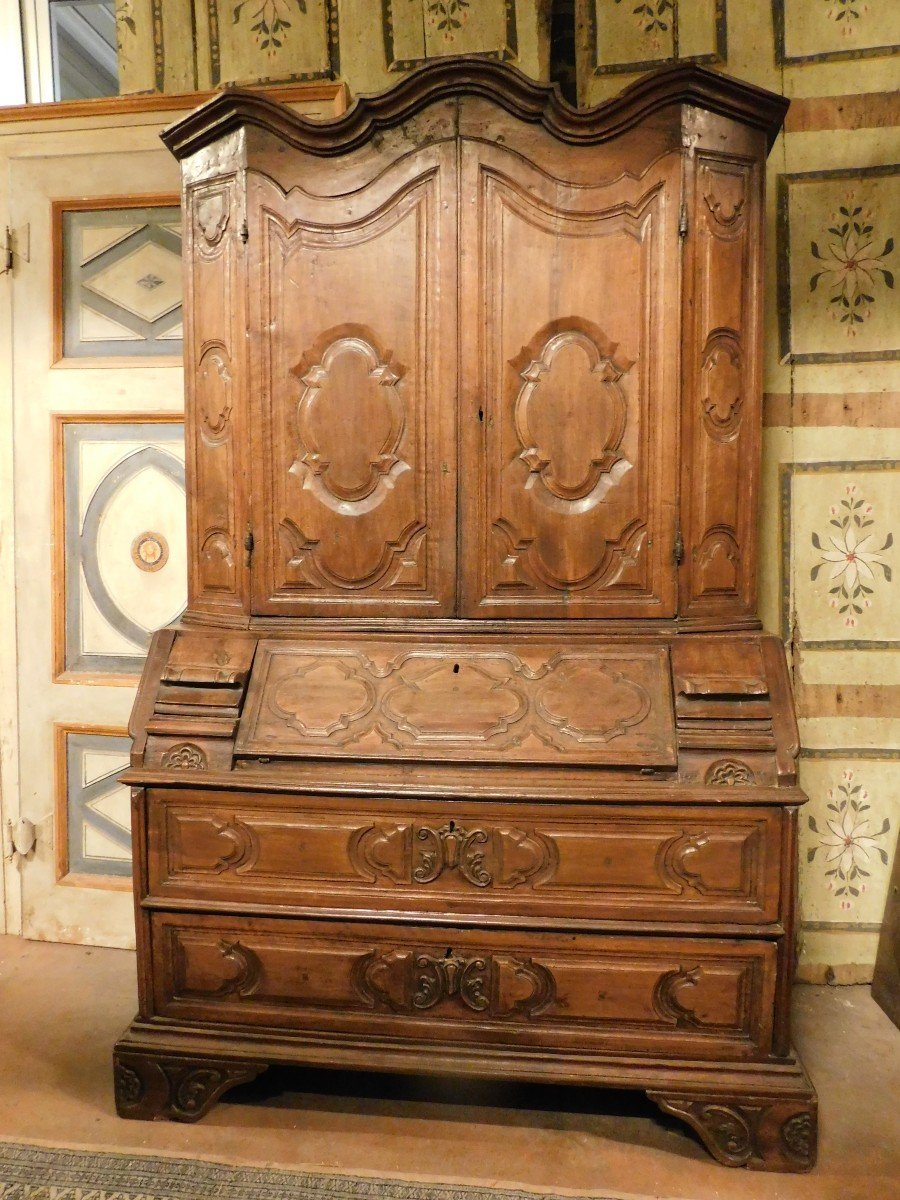 mobile Trumeau, doppio corpo in legno di noce scolpito e con ante, ribaltina e cassetti, italia