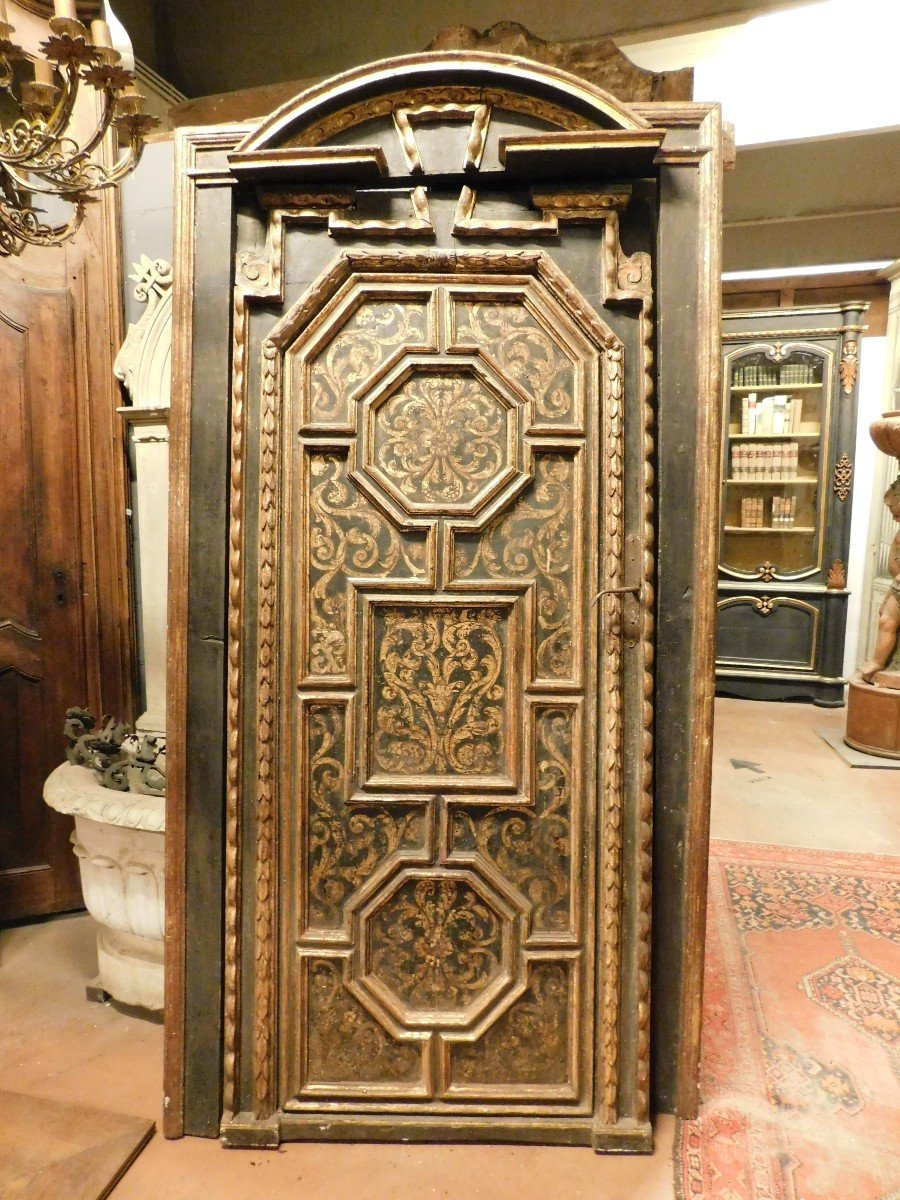 Coppia di porte da interno scolpite, laccate e dorate, telaio originale, firenze