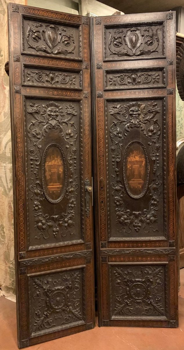 Porta in noce, due battenti scolpiti con mascheroni e decori fogliacei, epoca '800-photo-2