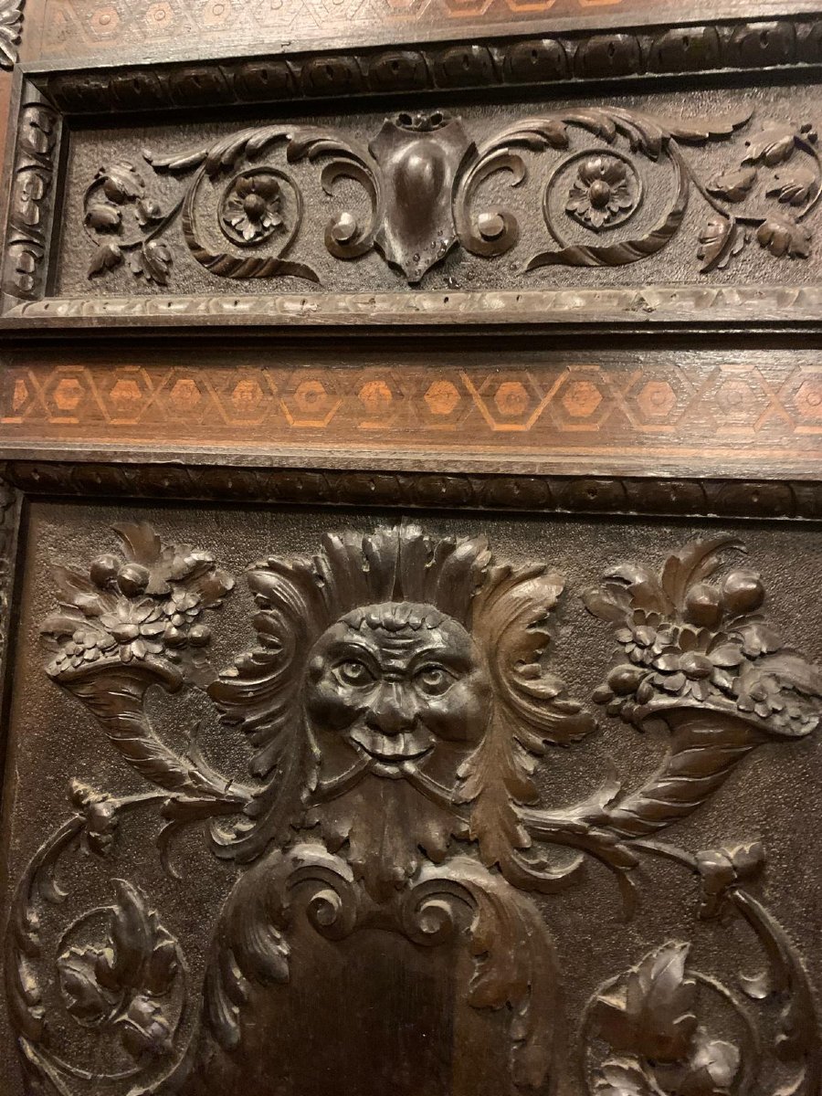 Porta in noce, due battenti scolpiti con mascheroni e decori fogliacei, epoca '800-photo-3