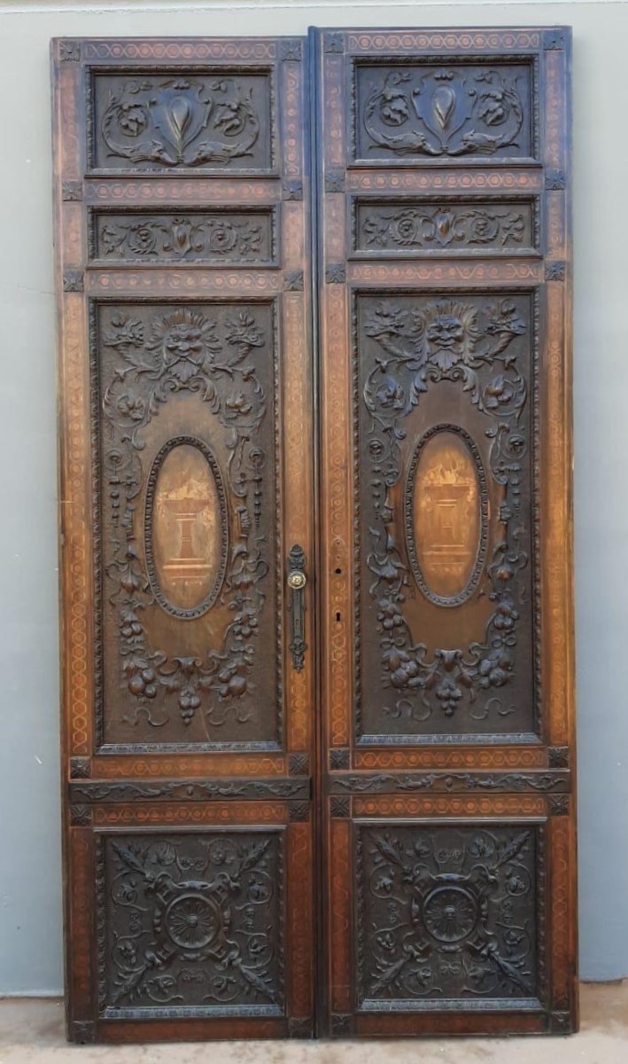 Porta in noce, due battenti scolpiti con mascheroni e decori fogliacei, epoca '800-photo-1