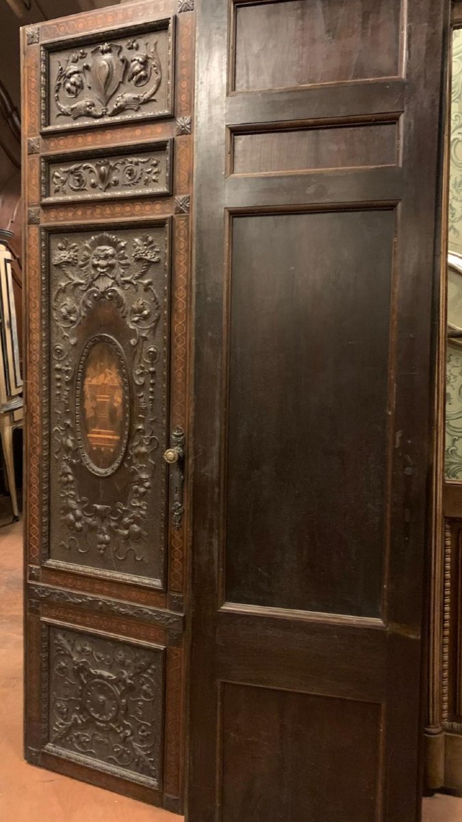 Porta in noce, due battenti scolpiti con mascheroni e decori fogliacei, epoca '800-photo-2