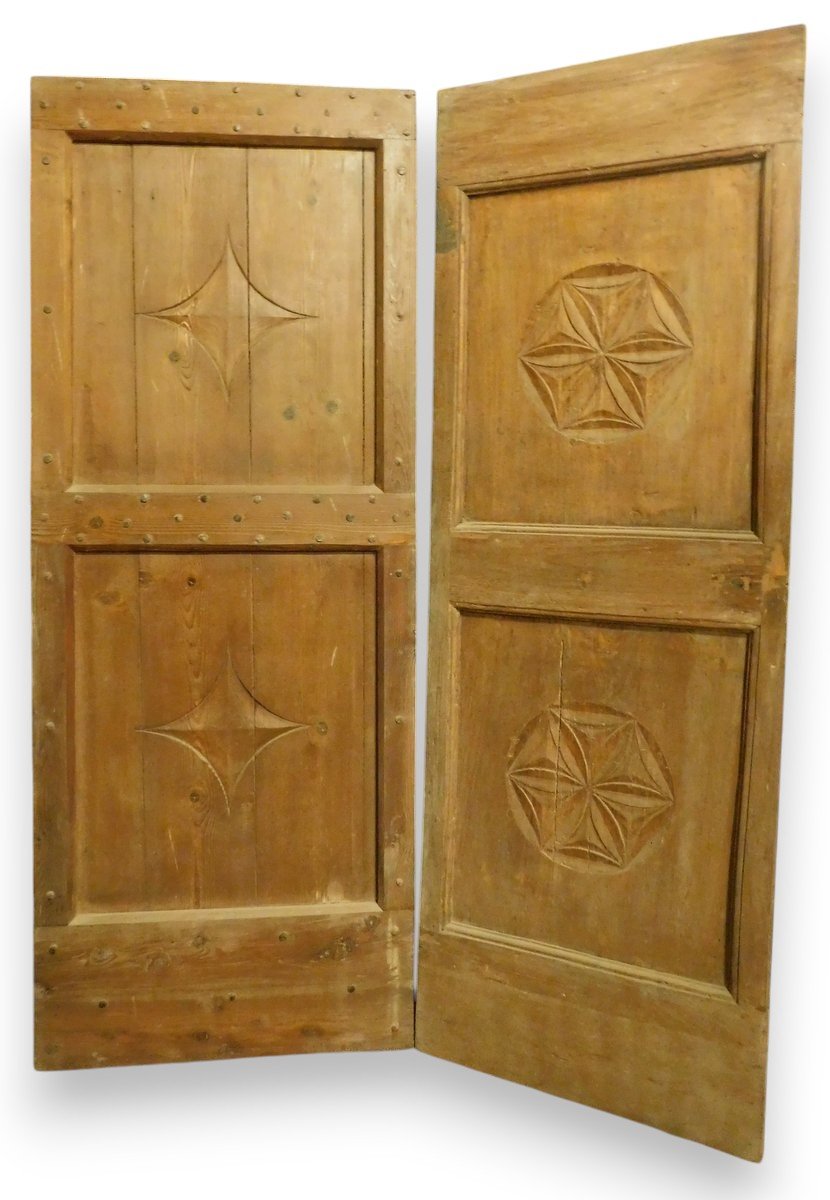 N. 2 Porte a un battente, scolpite, epoca '800, provenienza Valle d'Aosta