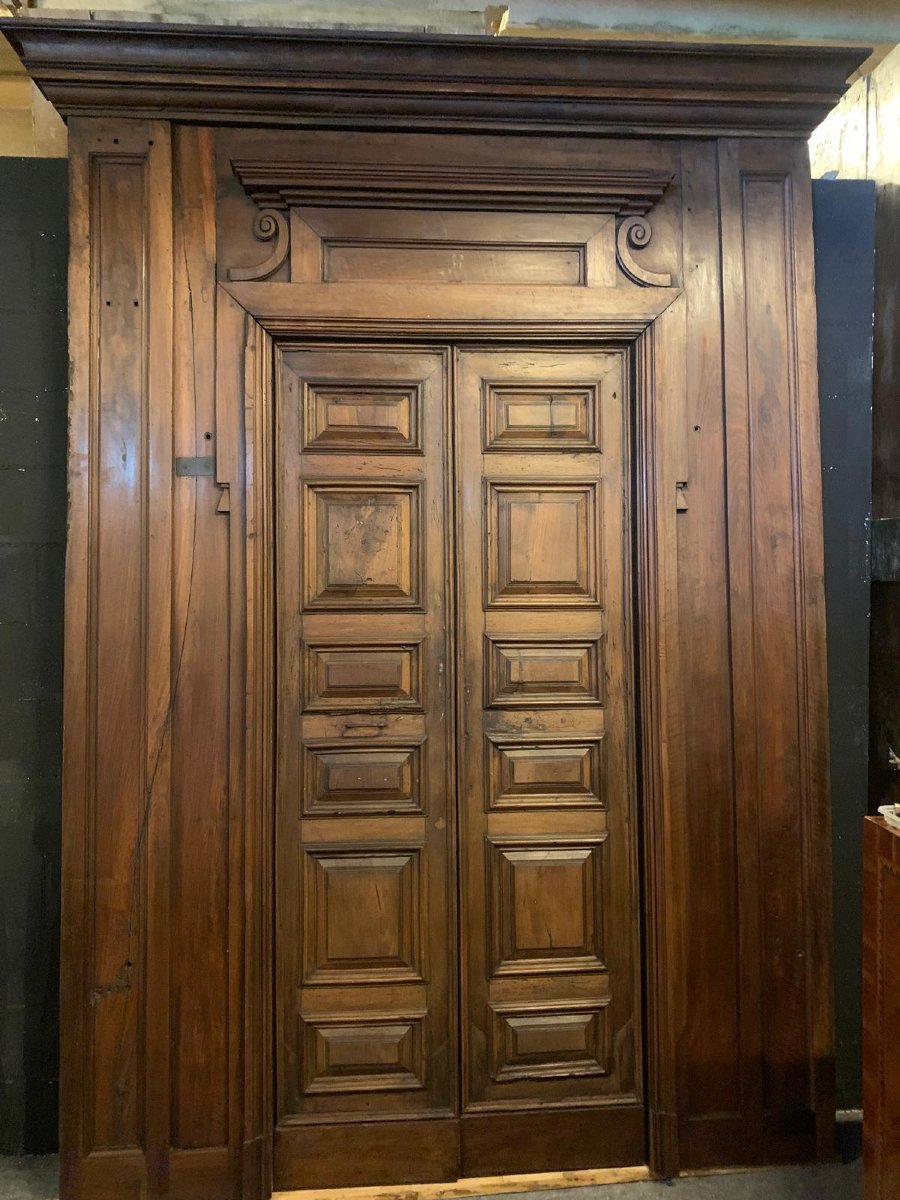 Porta completa di portale in noce, epoca '600/'700