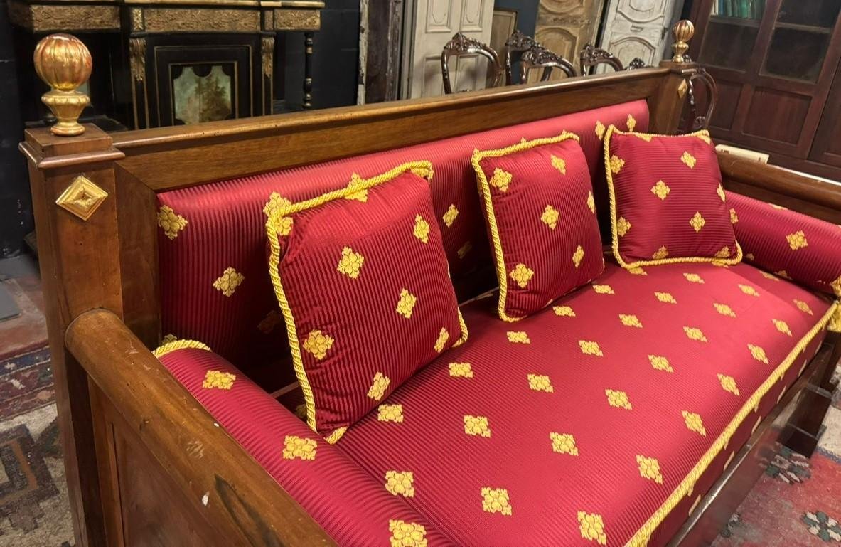 Divano in noce con tappezzeria rifatta, epoca '800-photo-3