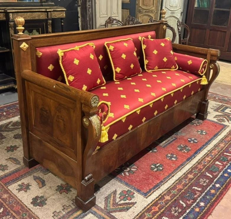 Divano in noce con tappezzeria rifatta, epoca '800