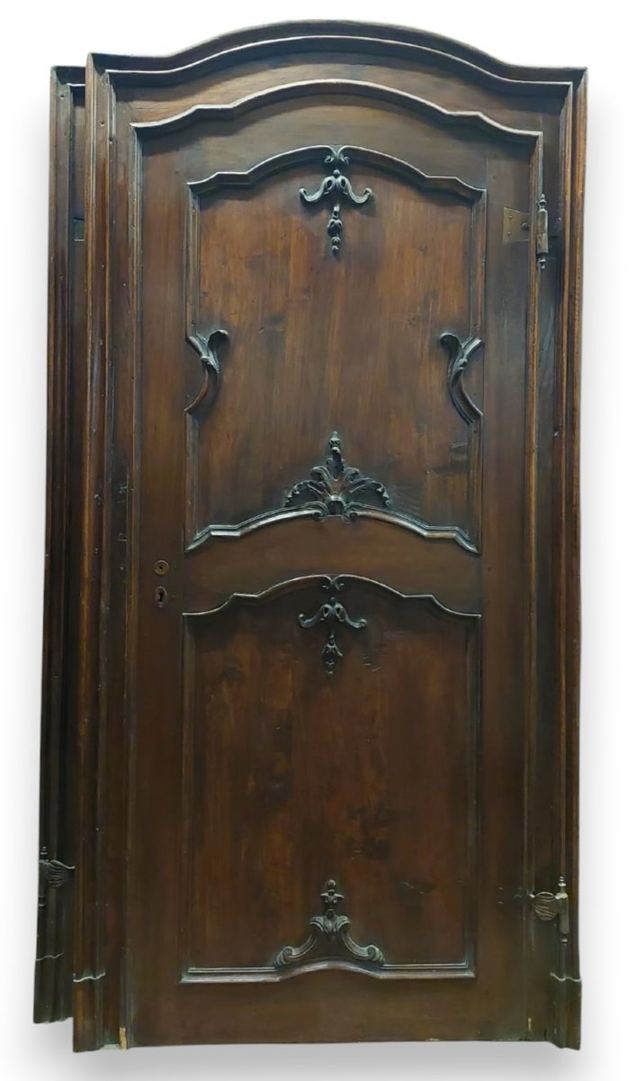 N. 2 porte centinate a un battente, in legno, epoca '700