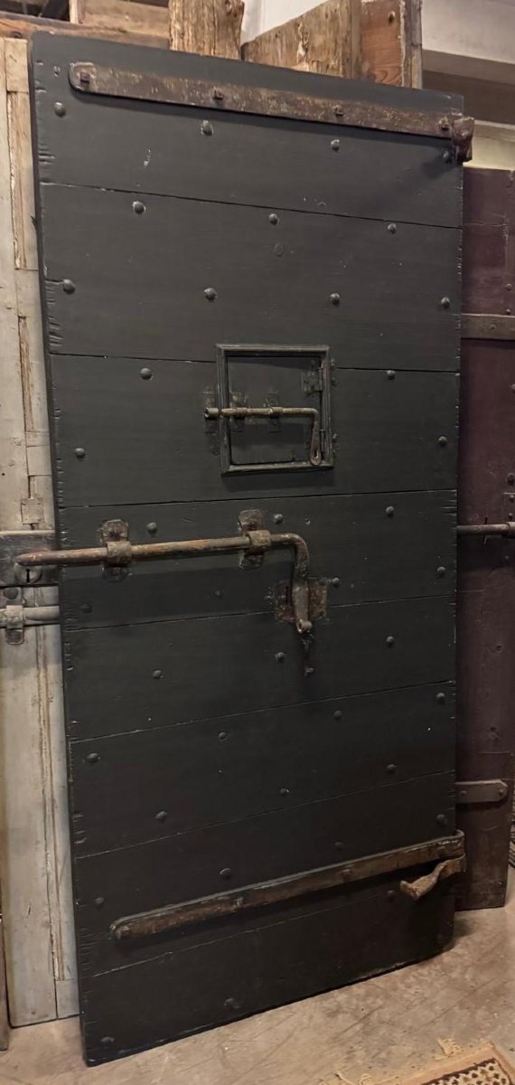Porta da carcere ottocentesca laccata nera, con sportello