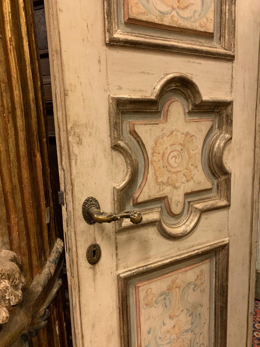 N. 2 porte in legno laccato, epoca '700, luce cm L 110 x H 215-photo-1