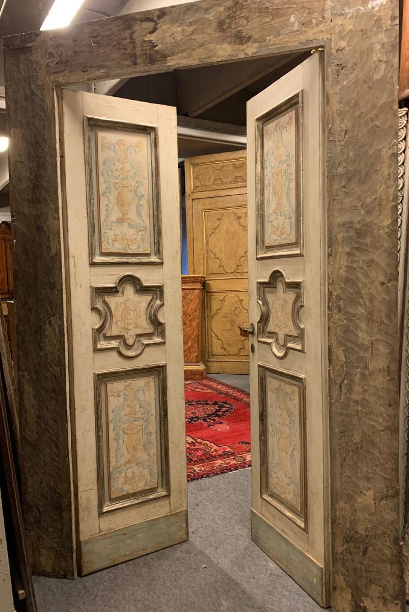 N. 2 porte in legno laccato, epoca '700, luce cm L 110 x H 215