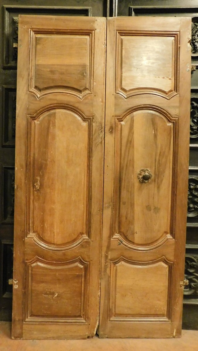 Portoncino da ingresso in noce, con barre mosse e pannelli scolpiti, epoca '700