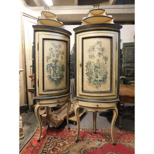Antica coppia di angoliere in legno laccato con cineserie, epoca '700, provenienti da Italia