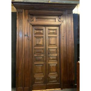 Porta completa di portale in noce, epoca '600/'700