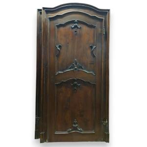 N. 2 porte centinate a un battente, in legno, epoca '700