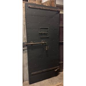 Porta da carcere ottocentesca laccata nera, con sportello