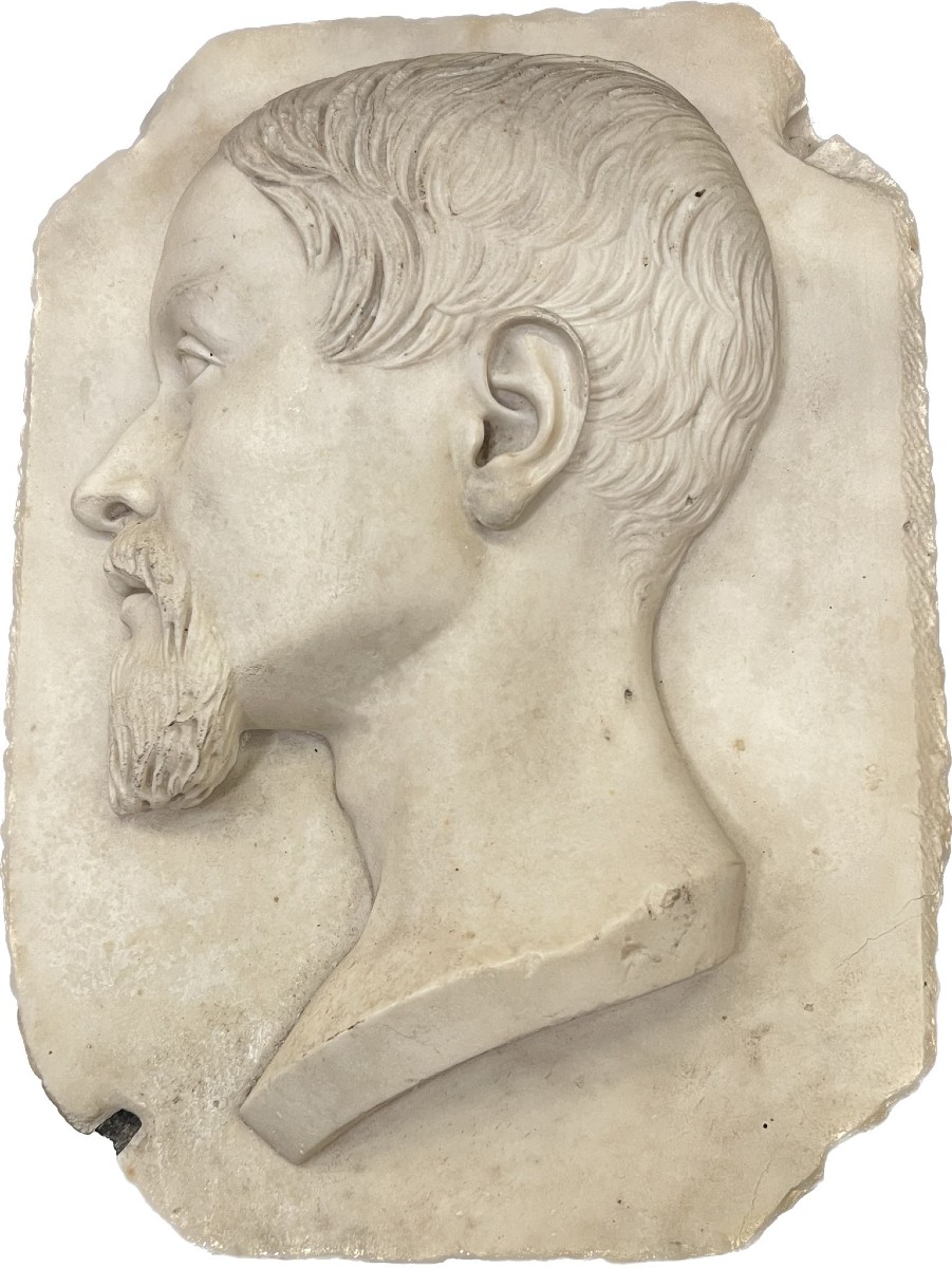 Scultura ad altorilievo in marmo bianco statuario, probabilmente raffigurante Napoleone III