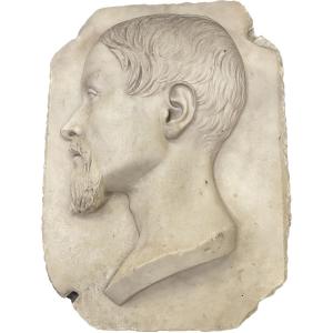 Scultura ad altorilievo in marmo bianco statuario, probabilmente raffigurante Napoleone III